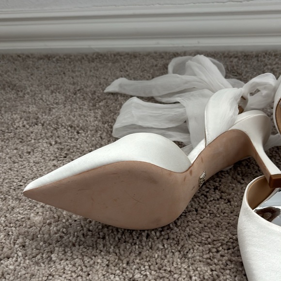 BADGLEY MISCHKA COLLECTION Blaze Pump 3” white heels - Picture 7 of 11